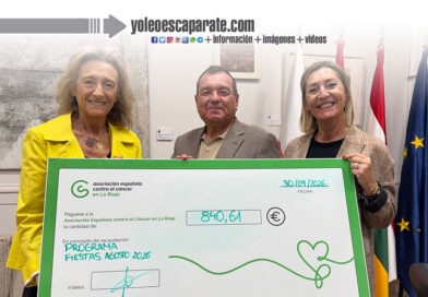 El Ayuntamiento de Calahorra entrega a la junta local de la AECC los 840 euros recaudados de los programas de fiestas de agosto