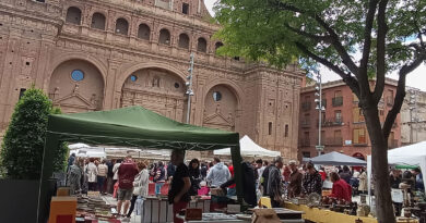 La Feria de Antigüedades llenó de vida la Plaza de España de Alfaro