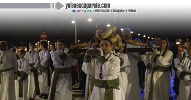 El vía crucis juvenil del Martes Santo llena de recogimiento las calles en torno a la Catedral de Santa María. GALERIA de IMÁGENES