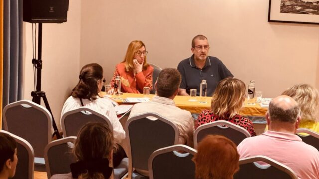 Charla el periodismo de hoy