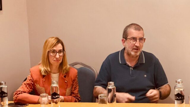 Charla el periodismo de hoy